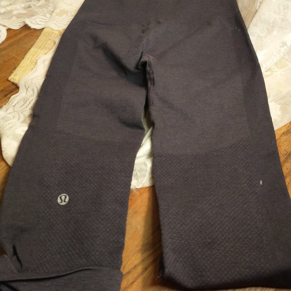 Lululemon embossed dark blue yoga capri sz 4 ribbed side waist leg end stretch